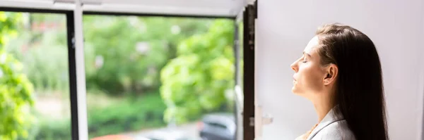Boční Pohled Ženy Dívá Oknem Doma — Stock fotografie