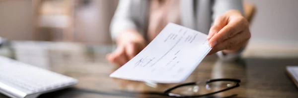 Close Mão Empresário Segurando Cheque Escritório — Fotografia de Stock