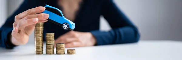 Close Mão Uma Pessoa Voando Carro Sobre Moedas Empilhadas Declínio — Fotografia de Stock