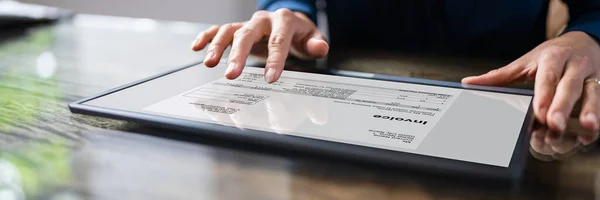 Närbild Näringsidkares Hand Analysera Bill Digitala Tablett Över Skrivbord — Stockfoto