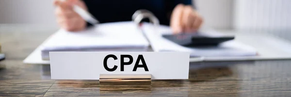 Cpa Тарілка Столі Бізнес Леді Аналізуючи Рахунок Офісі — стокове фото