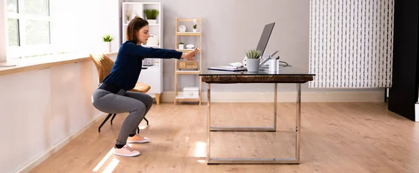 Feliz Mujer Negocios Haciendo Ejercicio Delante Computadora Oficina — Foto de Stock