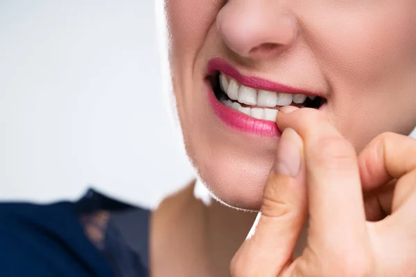 Närbild Affärskvinna Bita Hennes Fingernagel — Stockfoto