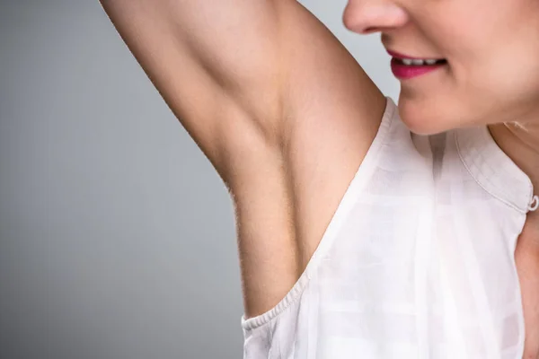 Kvinna Efter Vax Hårborttagning Depilering Armhålan — Stockfoto