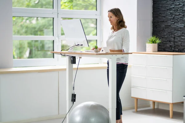 Femme Utilisant Bureau Debout Réglable Hauteur Bureau Pour Une Bonne — Photo