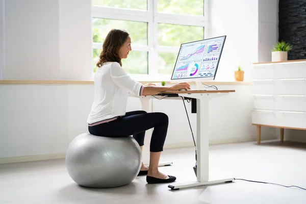 Richtige Körperhaltung Schreibtisch Büro Mit Fitnessball — Stockfoto