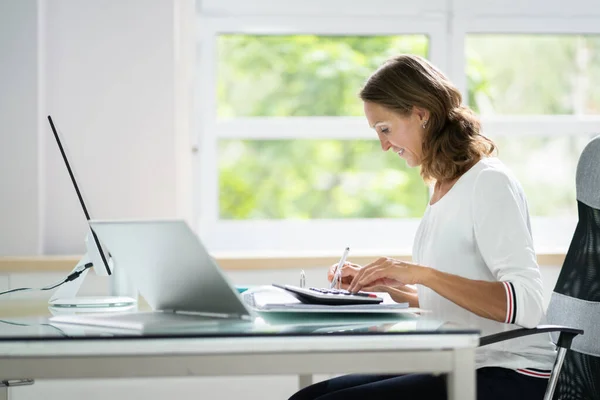 Junge Geschäftsfrau Rechnet Rechnung Mit Computer Und Laptop Auf Schreibtisch — Stockfoto