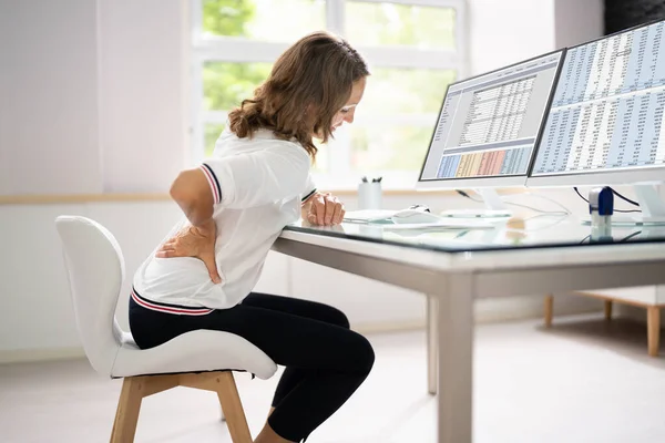 Mujer Con Dolor Espalda Mala Postura Oficina — Foto de Stock