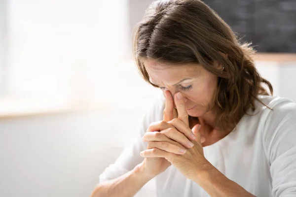 Biddende Vrouw Christelijk Gebed Zoek Naar God Stressbeheersing — Stockfoto