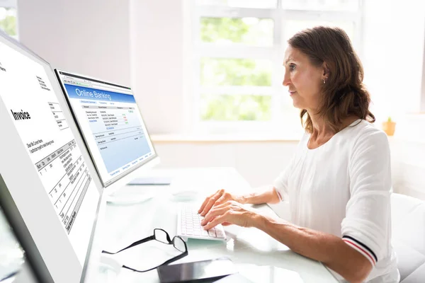 Çevrimiçi Elektronik Şletme Faturası Veya Bill Kadını Bilgisayar Ekranına Bakıyor — Stok fotoğraf