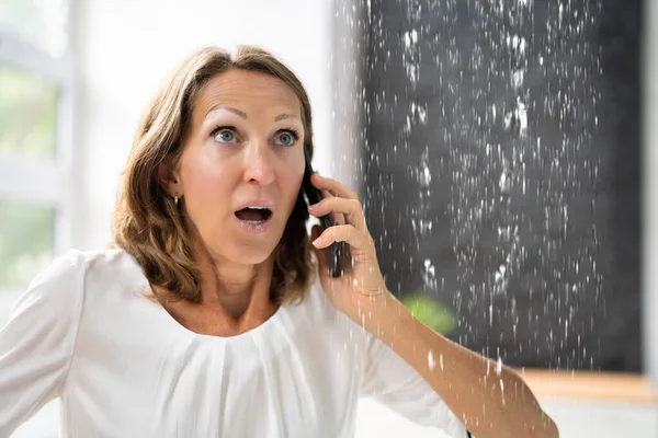 Close Mulher Chamando Para Encanador Enquanto Água Vazando Dissipador — Fotografia de Stock