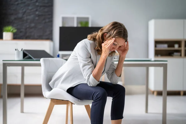 頭痛の種とコンピュータで病気の従業員の女性をストレス — ストック写真
