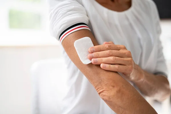 Mujer Aplicando Parche Brazo Casa — Foto de Stock