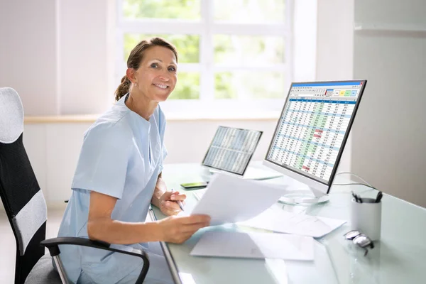 医療法案コードと表計算データ ビジネスアナリスト女性 — ストック写真