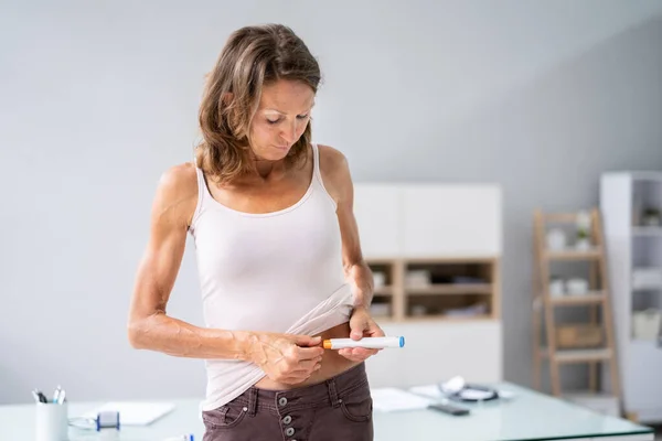 Geneesmiddel Zelfinjectie Buik Spuit Gebruiken Met Drug — Stockfoto