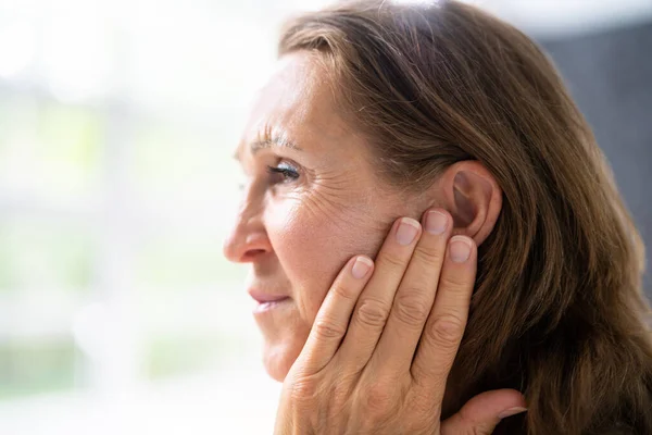 Hoortoestel Pijnlijke Oorpijn Hoorzitting — Stockfoto