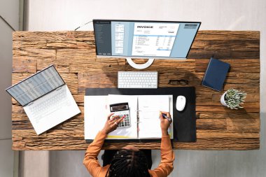 Masadaki Bilgisayarın Önündeki Vergi Hesaplayan Kadın Muhasebeci