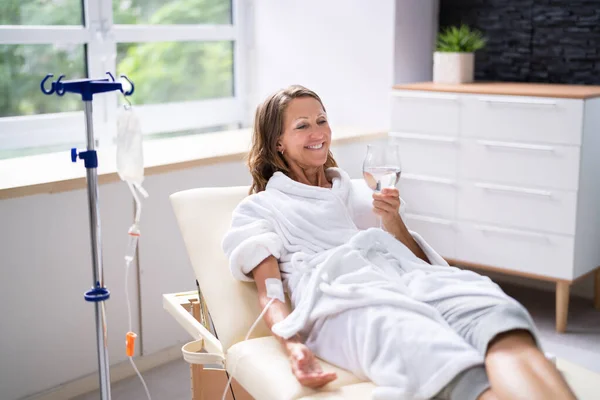 Vitaminbehandling Dropp Infusion Hos Kvinnor Blod — Stockfoto