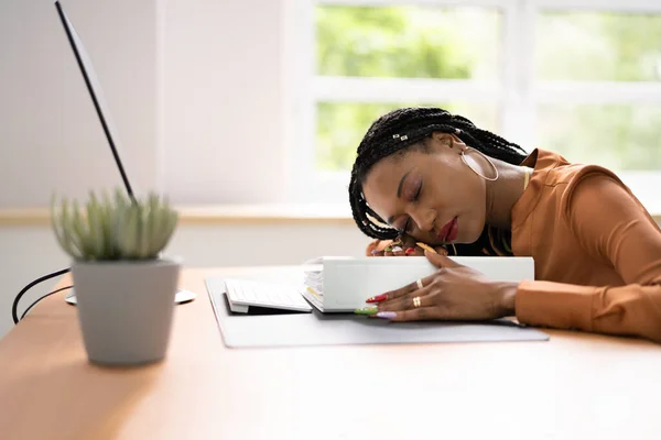 Βαρετή Γυναίκα Αφεντικό Κοιμάται Ανήσυχη Κουρασμένη Υπάλληλος — Φωτογραφία Αρχείου