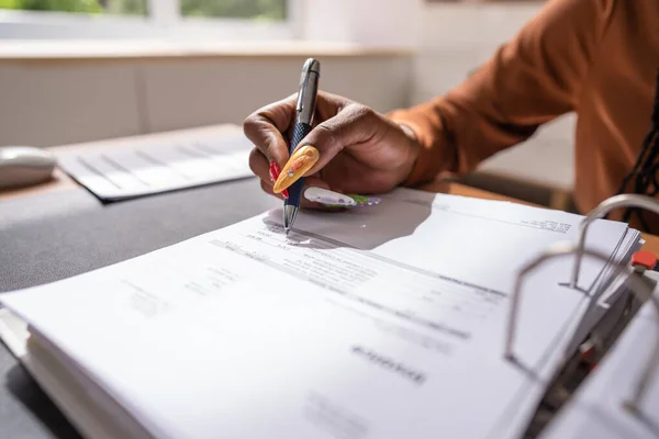 Gehakt Beeld Van Een Zakenvrouw Die Factuur Aan Balie Berekent — Stockfoto