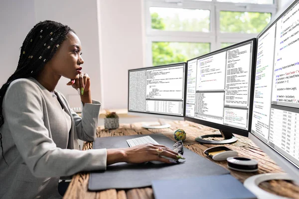 African American Coder Mit Computer Schreibtisch Webentwickler — Stockfoto