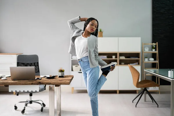 Mulher Africana Fazendo Exercício Alongamento Mesa Escritório — Fotografia de Stock