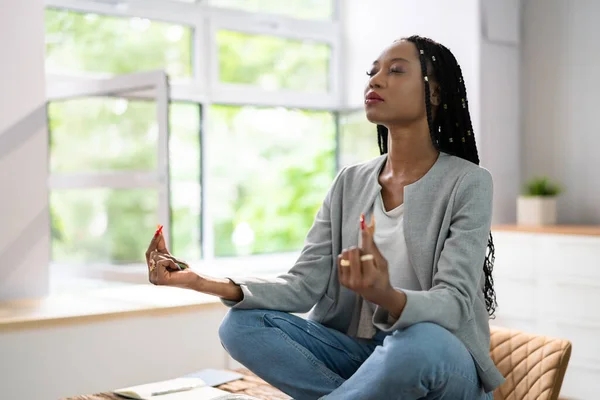 Африканский Сотрудник Занимается Медитацией Йоги Психического Здоровья Офисе — стоковое фото