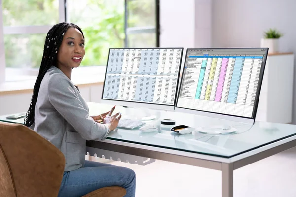Analityk Pracujący Arkuszem Kalkulacyjnym Dane Biznesowe Komputerze — Zdjęcie stockowe