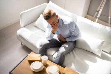 Sağlıksız Fast food Mide Yanması. Yemek yedikten sonra insan