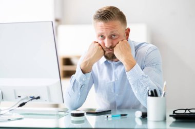 Çalışan Çalışan Bilgisayar Kullanmaktan Sıkılmış. İş İflas Muhasebecisi