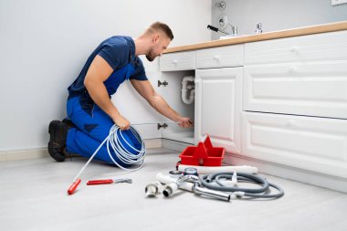 Erkek Tesisatçı Tıkanmış Lavabo Borusu Mutfakta