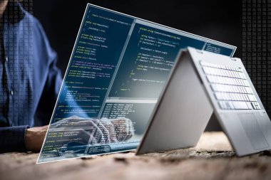 Bilgisayar Programcısı Ofisteki Bilgisayar Kodu Yazıyor