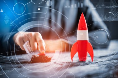 Kırmızı Düğmeye Basarak İşadamının Eli Roket Fırlatma