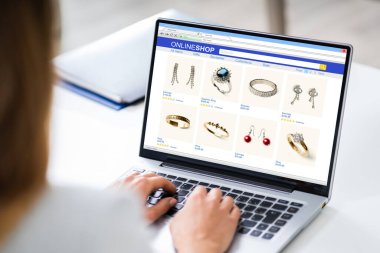 Aksesuarlar internet sitesinde satılıyor. İnternette Lüks Mücevherler
