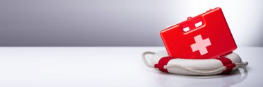 İlk yardım çantası ve yansıtıcı masasında Lifebuoy Close-up