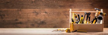 Araç kutusu ahşap yüzey üzerinde çeşitli Worktools ile