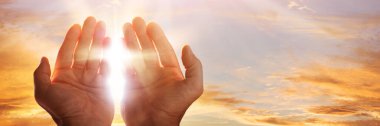 Güneş ışığı ile bir dua eden eller Close-up