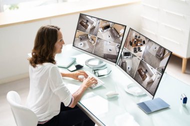 Çoklu Bilgisayar Monitörlerindeki CCTV Güvenlik Görüntüsü