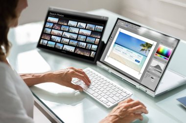 Bilgisayar Monitörleri Üzerinde Çalışan Kadın Grafik Web Tasarımı Yapıyor