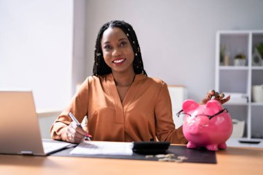 Piggybank masasında para koyarak faturaları ile mutlu kadın