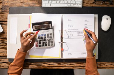 Ahşap masa vergisini hesaplamak işadamının yüksek açılı görünüş