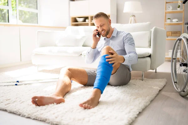 Hombre Con Lesión Pierna Usando Muletas Casa — Foto de Stock