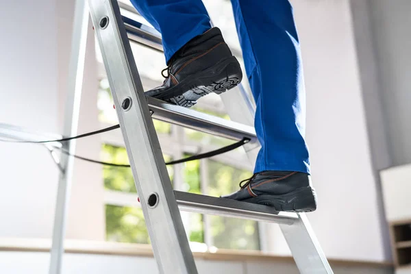 Visão Seção Baixa Escada Escalada Faz Tudo — Fotografia de Stock