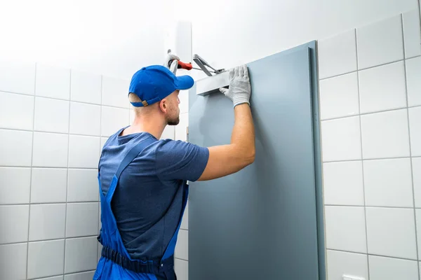 Handyman Installera Och Fixa Automatisk Dörr Närmare Underhåll Och Service — Stockfoto