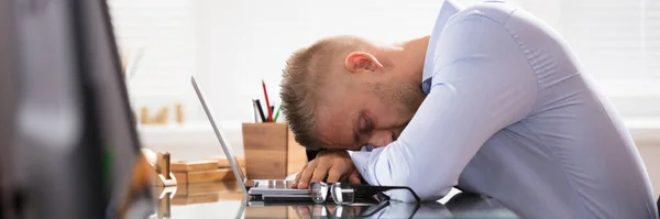 Primer Plano Hombre Negocios Durmiendo Escritorio Oficina Con Ordenador Portátil — Foto de Stock