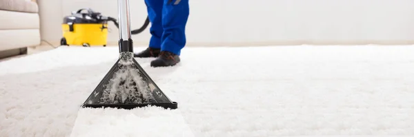 Primo Piano Tappeto Pulizia Janitor Con Aspirapolvere Casa — Foto Stock