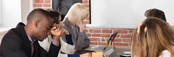 Skiftande Trött Unga Företagare Uttråkad Mötet Office — Stockfoto