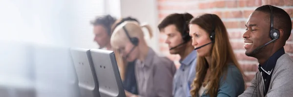 Jovem Equipe Call Center Conversando Com Clientes — Fotografia de Stock