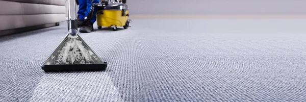 掃除機付きジャンターのハンドクリーニングカーペット — ストック写真
