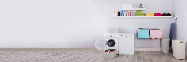 Basket Full Dirty Clothes Front Washing Machine Laundry Room — Stock Photo, Image